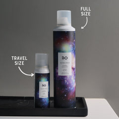 R+Co Outerspace Light Hair Spray – tenue moyenne sans lourdeur pour divers styles.