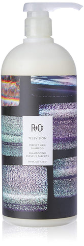 R+Co Shampooing Télévision Cheveux Parfaits – bouteille élégante promet brillance et corps.