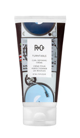 R+Co TURNTABLE crème definisseur boucles, définition légère sans lourdeur.