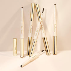 Application précise et tenue naturelle des sourcils avec Rare Beauty Brow Harmony