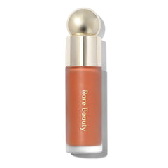 Rare Beauty Joy, flacon de rouge liquide, éclat léger et naturel.