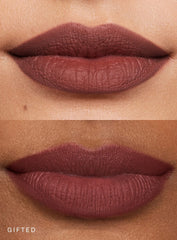 Rare Beauty Kind Words contour lèvres, finition naturelle et tenue légère.