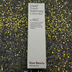 Texture peau du concealer Rare Beauty qui se fond et s’adapte à la peau