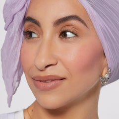 Rare Beauty Soft Pinch Encourage texture fluide qui se fond facilement.