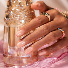 Pinceau applicateur RARJSM rose lait pour une pose précise.