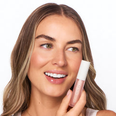 Ravie Beauty Lip Renewal Soie – texture satinée qui glisse en douceur.