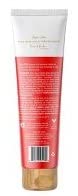 Application du soin Raw Sugar Kids demelant sans rincage sur cheveux humides.