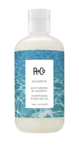 R+Co Atlantis Shampoing hydratant sur bouteille pour cheveux secs.