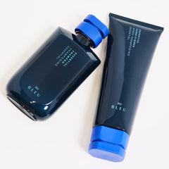 Cheveux brillants après lavage grâce au Shampoing BLEU Essential.