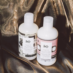 R+Co Cassette après-shampoing: démêlage facilité et douceur.