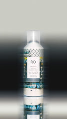R+Co Halfpipe: séparation naturelle et brillance subtile sur cheveux.