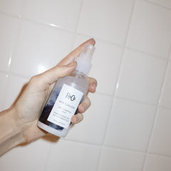 R+Co Spiritualized formule micellaire nettoyant les cheveux sans résidu poudreux.