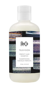 Shampooing R+Co Télévision, bouteille élégante, cheveux plus forts et brillants.