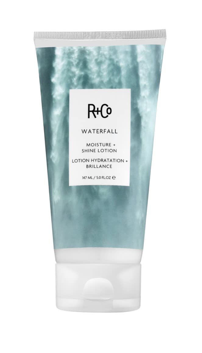 R+Co Waterfall montrant flacon et hydratation légère pour cheveux brillants