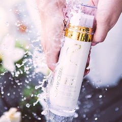 Texture huile veloutée du REDAVID Orchid Oil Dual Therapy sur cheveux.