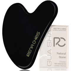 Gua Sha Rena Chris en obsidienne noire sur le visage pour une routine douceur.