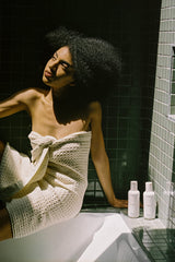 Texture crémeuse de REVERIE enveloppant les cheveux sans les alourdir.