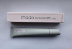 Soin des lèvres Rhode — bouteille de 10 ml prête à hydrater les lèvres.
