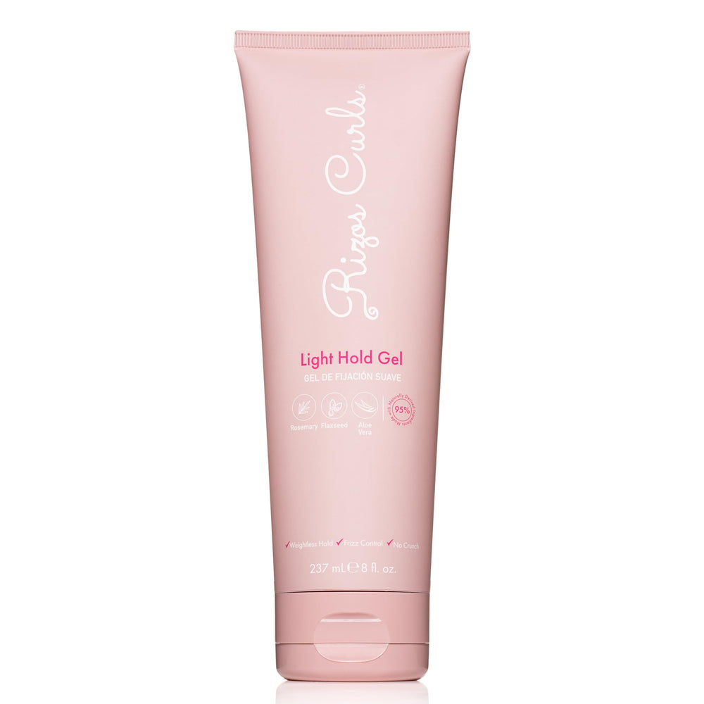 Rizos Curls Gel tenue légère sur bouteille montrant des boucles définies et hydratées.