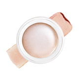 RMS Beauty Luminiseur Crème sur les pommettes pour un éclat naturel.