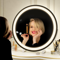 ROLOVE Miroir avec lumière chaude, ambiance délicate pour maquillage du soir.