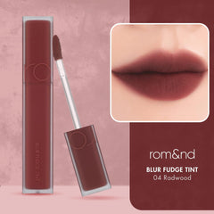 Teinte burgundy du Rom&nd Blur Fudge Tint 04 Radwood adaptée à tous les tons de peau.