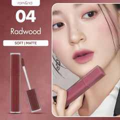 Texture crème matte de Rom&nd Blur Fudge Tint 04 Radwood pour une application douce et homogène.