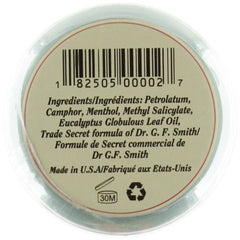 Rosebud Menthol-Eucalyptus Salve sur les lèvres, application lisse et nourrissante.