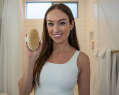 Rosena brosse à sec utilisée sur bras et jambes—massage léger