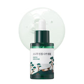 ROUND LAB Pine Calming Cica Ampoule : la bouteille translucide hydrate et apaise.