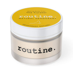 Application sur les aisselles avec la crème Routine Curateur pour une fraîcheur durable.