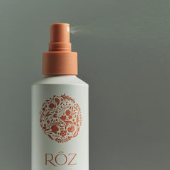 RŌZ Air Thickening Spray, texture légère et tenue sans alourdir.