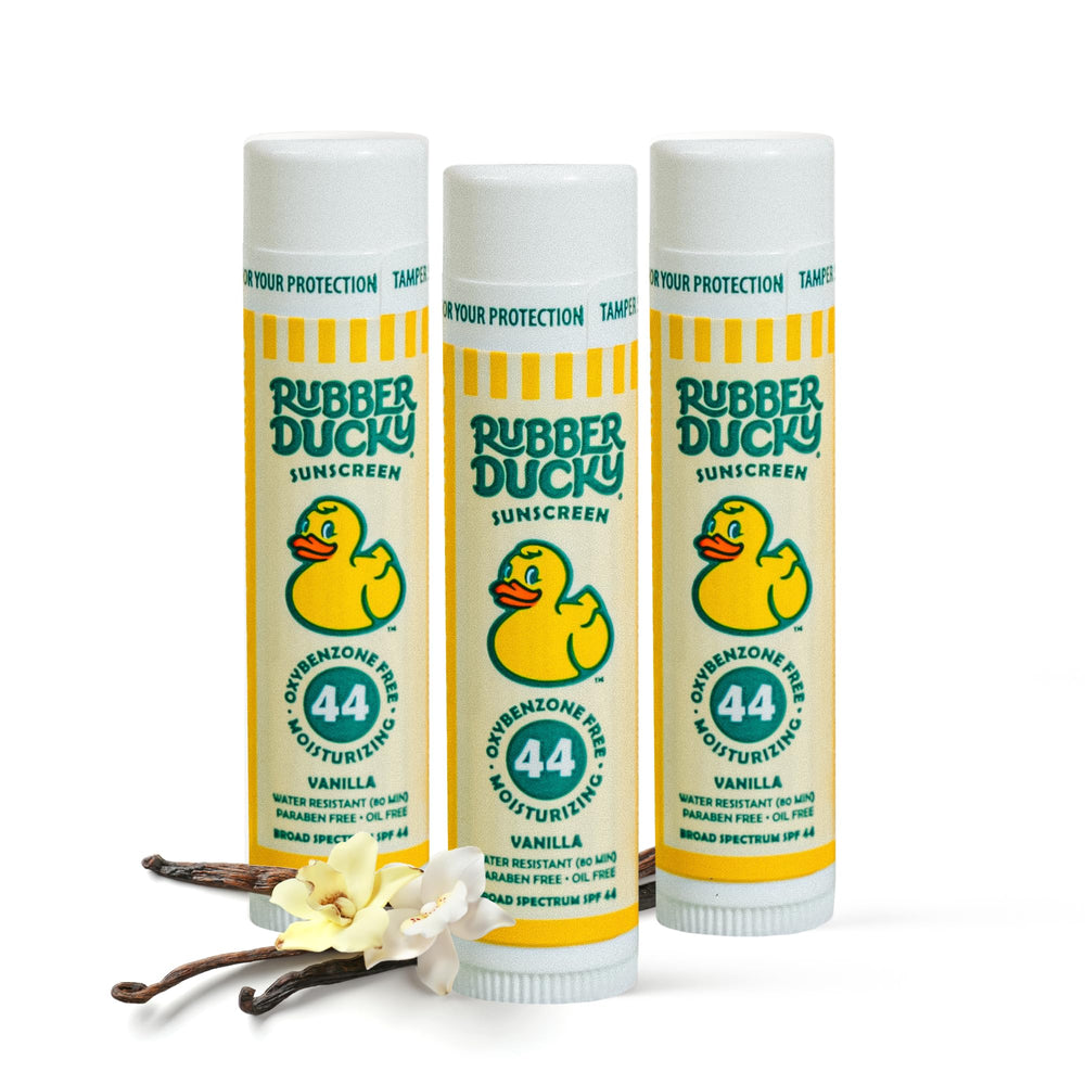 Rubber Ducky Lip Sunscreen SPF 44 dans un emballage pratique pour le soleil.