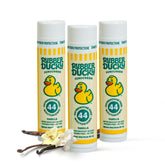 Rubber Ducky Lip Sunscreen SPF 44 dans un emballage pratique pour le soleil.