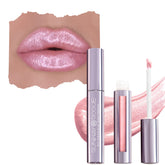 Runway Rogue LuxGloss Catwalk application fluide et pigmentée sur les lèvres.