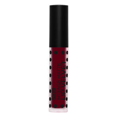 Application précise avec l’embout du Rouge Velours Liquide Sacha Cosmetics.