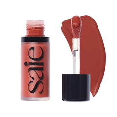 Saie Dew Liquid Blush Spicy sur les pommettes pour un éclat naturel et lumineux.