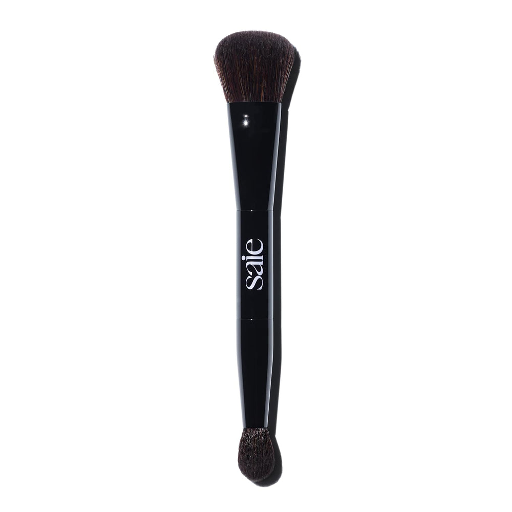 Saie The Double Brush pour poudre et crème, application fluide et précise.