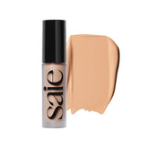Saie Slip Tint concealer, application sous les yeux pour un teint unifié et naturel.