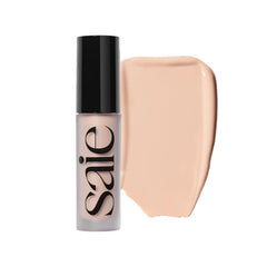 Flacon Saie Slip Tint Radiant au premier plan, texture légère et teint frais.