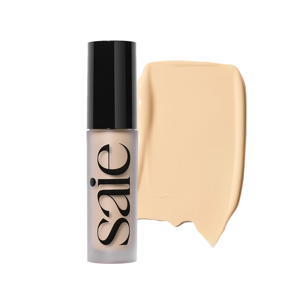 Saie Slip Tint Radiant Concealer sous la lumière, bouteille visible et couvrance naturelle