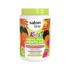 Crème démêlante Salon Line pour enfants, contrôle du frisage et définition durable des boucles.