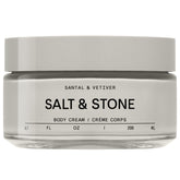 Salt & Stone Crème Corps Santal Vetiver – bouteille élégante et parfum durable.