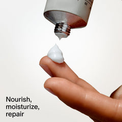 Application rapide de la crème Salt & Stone Santal Vetiver, nourrissante sans film gras.