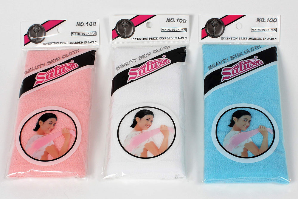 Salux chiffon pêche au premier plan pour un nettoyage en douceur de la peau.