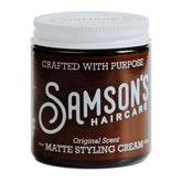 SAMSON'S HAIRCARE Crème de coiffage au fini mat en action, application facile.