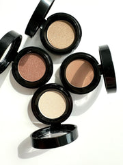 Application rapide de Sandstone Scandinavia Eyeshadow sur les paupières.
