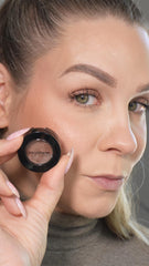 Pigmentation élevée de Sandstone Scandinavia Eyeshadow pour une couleur riche.