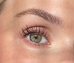 Sandstone Scandinavia Mascara swatch noir - teinte noire profonde et tenue durable.