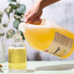 Mousse moussante Sanit sur les mains, sensation onctueuse et hydratante.